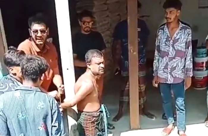 নোয়াখালীতে চোর আখ্যা দিয়ে প্রতিবন্ধী যুবককে প্রকাশ্যে পিটিয়ে হত্যা, আটক ৪